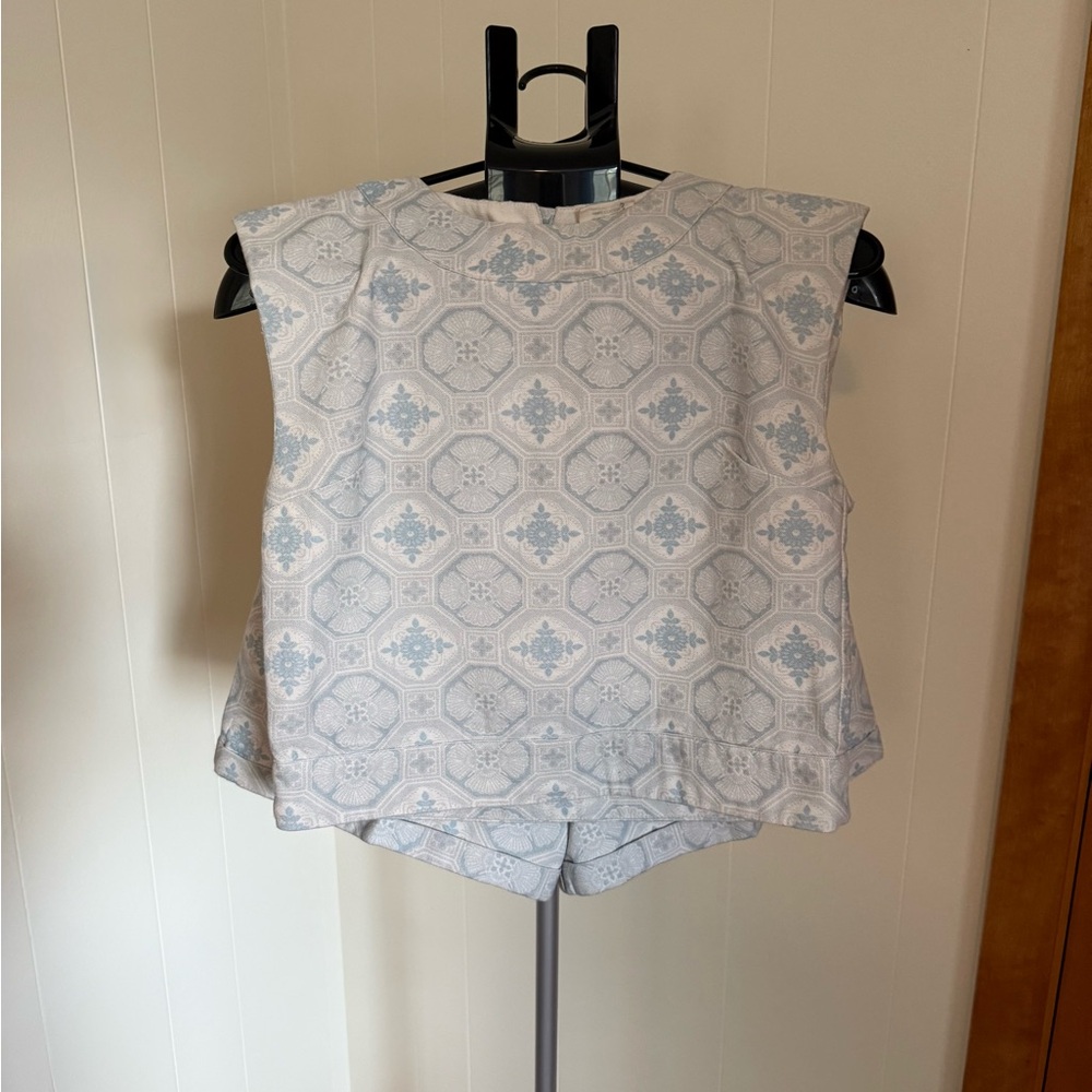Julia Amory slim shell top and Kelly short set light blue paisley